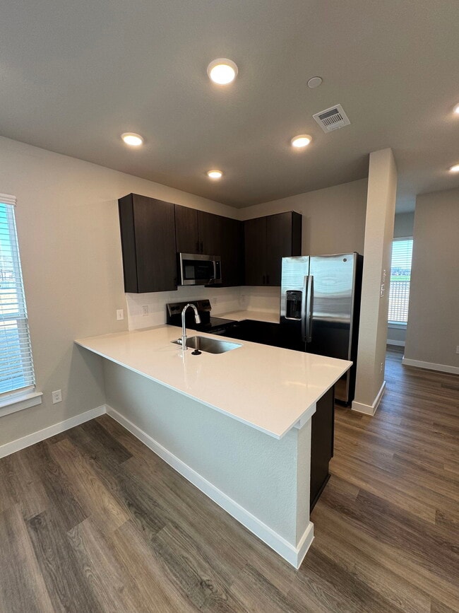 Building Photo - 200 White Water Dr Unit 817