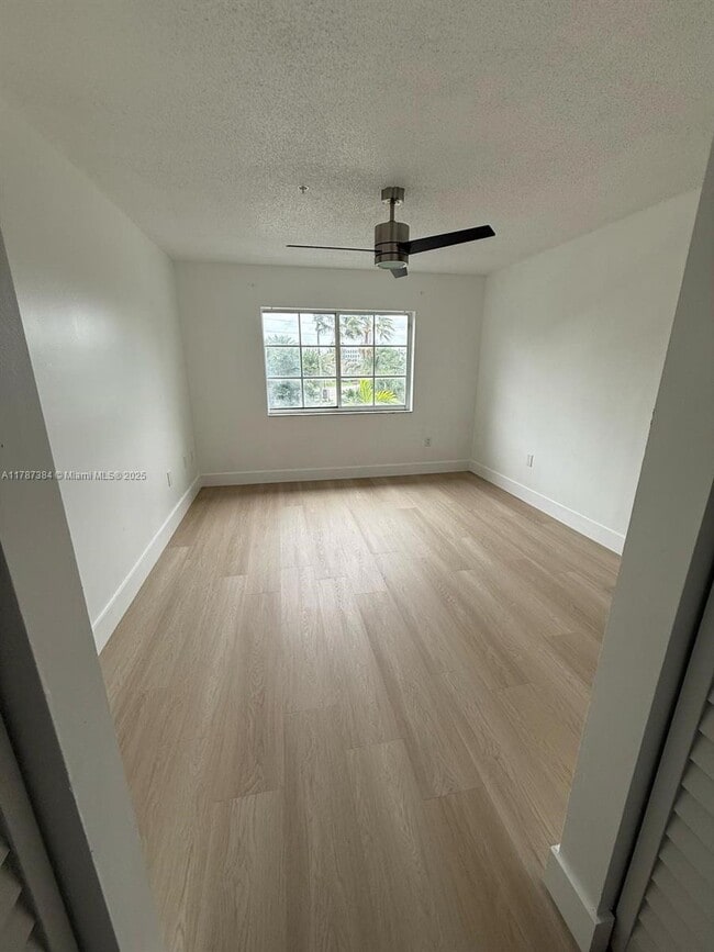 Photo - 4320 NW 107th Ave Unidad 303-1