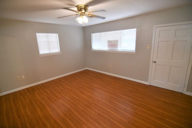 Photo - Newly Renovated!  3 bedroom, 1 bath home off Baker Blvd with easy access to Plank