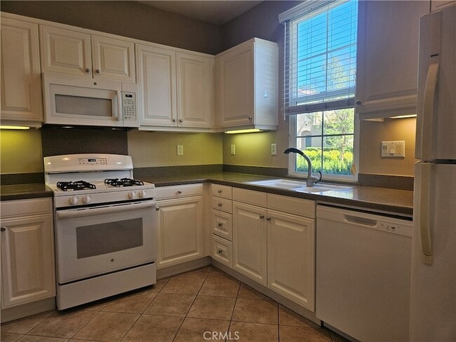 Building Photo - 7 Sonata St