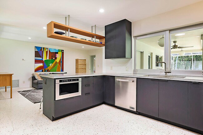 Photo - 400 NW 6th Ave