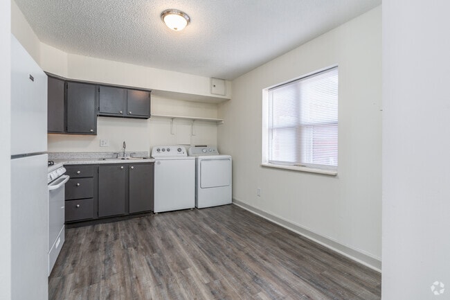 3BR, 1BA - 1,003SF - Kitchen - SkyView