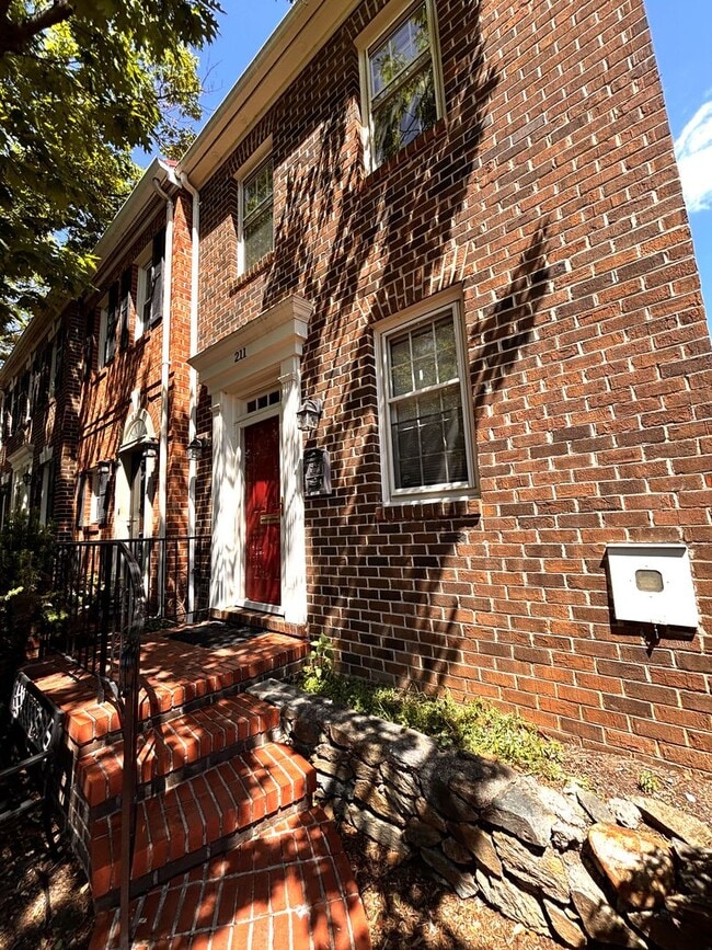 Photo - 211 Oronoco St
