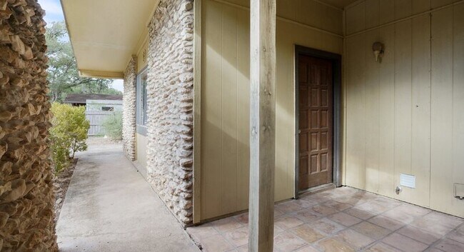 Photo - 906 Hazelton St