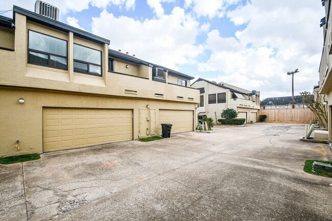 Building Photo - 1116 Bering Dr Unit 4