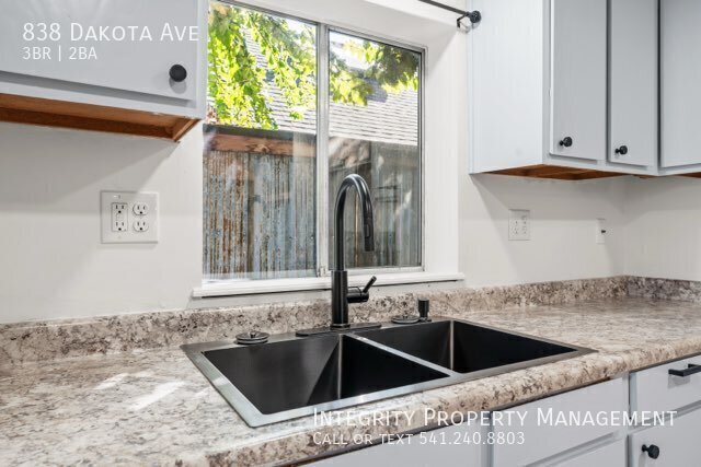 838 Dakota Ave
