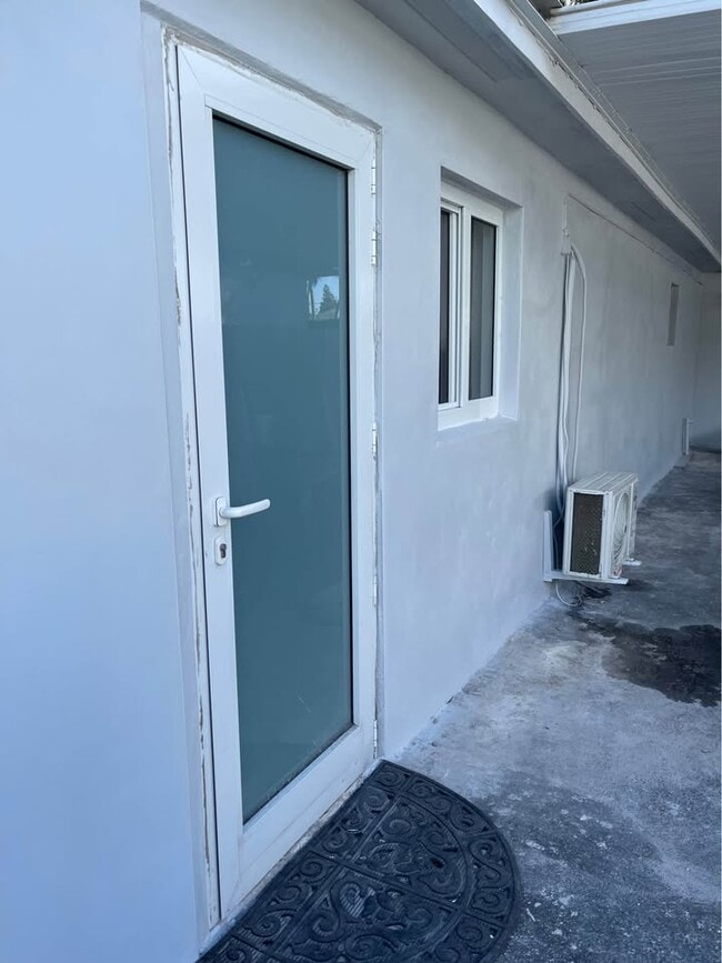 Building Photo - 1424 SW 92nd Pl Unit 1 Rental