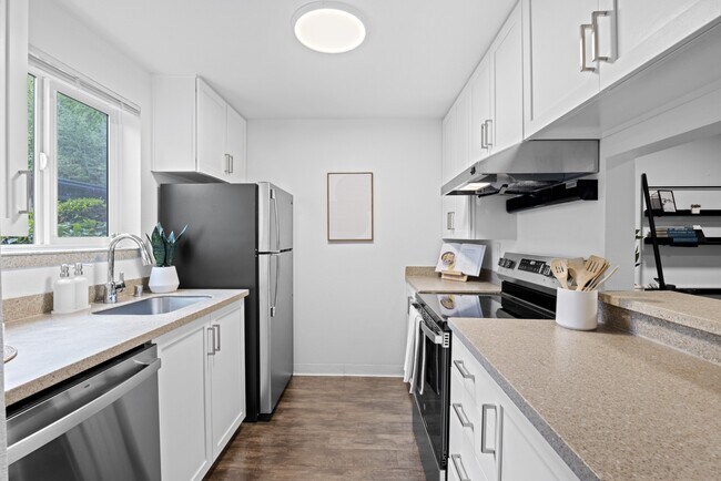 Cocina moderna en el edificio 2000 Lake Washington Apartments, Renton, WA 98056 - 2000 Lake Washington Apartments