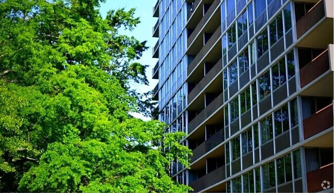 Building - The Lakewood House Apartments