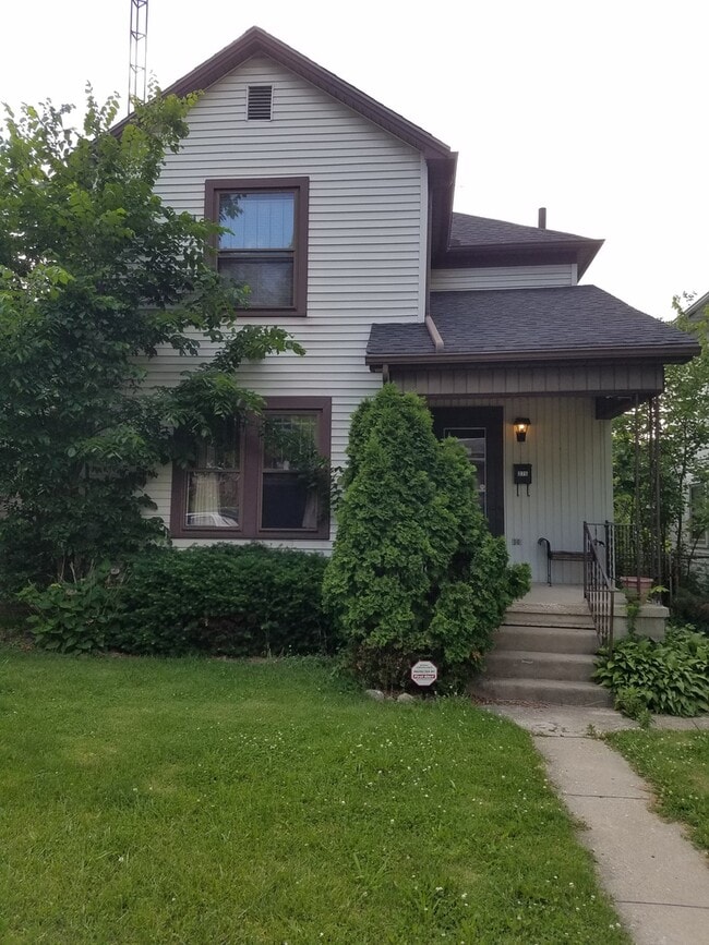 Photo - Great 2 bedroom w/detached garage near UD and Miami Valley Hospital!