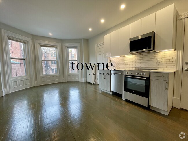 Building Photo - 215 Newbury St Unit 3R Rental