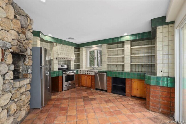 Photo - 165 Old Post Rd