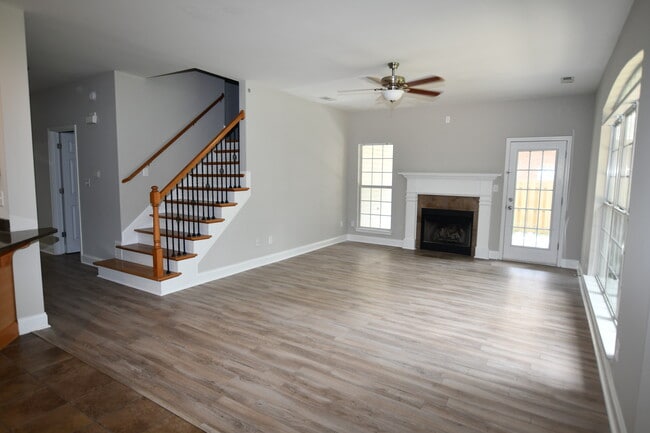 Photo - 486 Sussex Dr SW