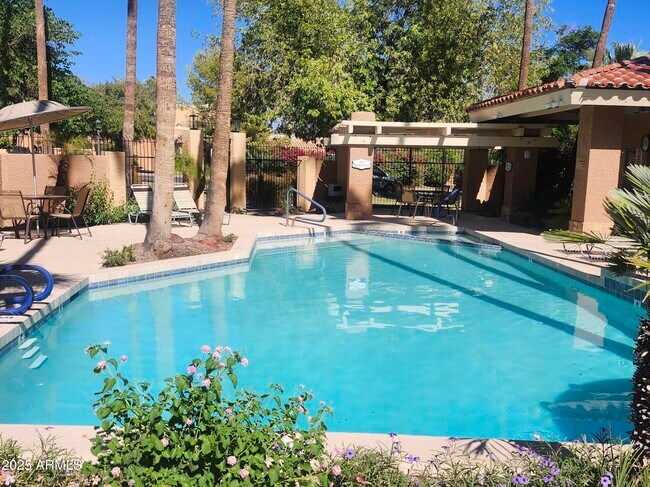 Photo - 711 E North Ln