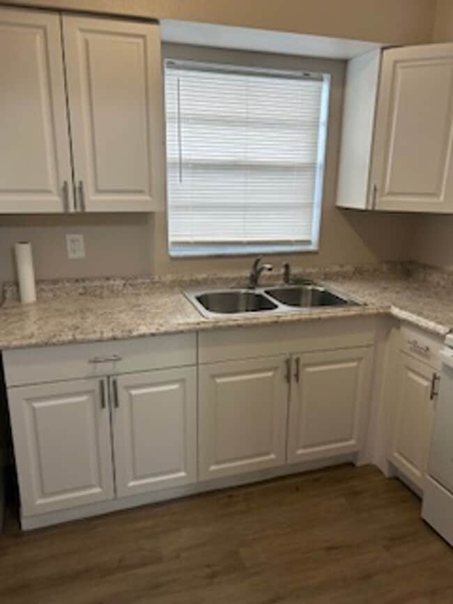 Photo - 2/1 available now! Unit 550 37TH STREET NORTH