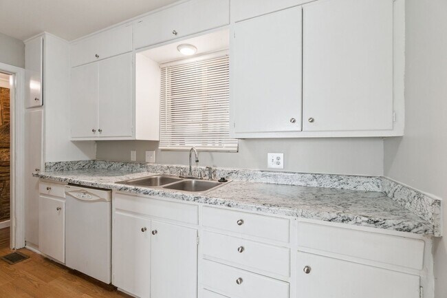 Photo - 3 bed, 1 bath home in the Village