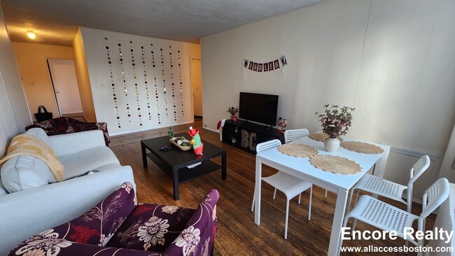 Building Photo - 1999 Commonwealth Ave Unit 12A