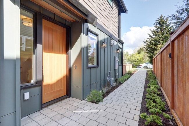 Photo - Light-Filled Contemporary Home in Prime Kirkland Location