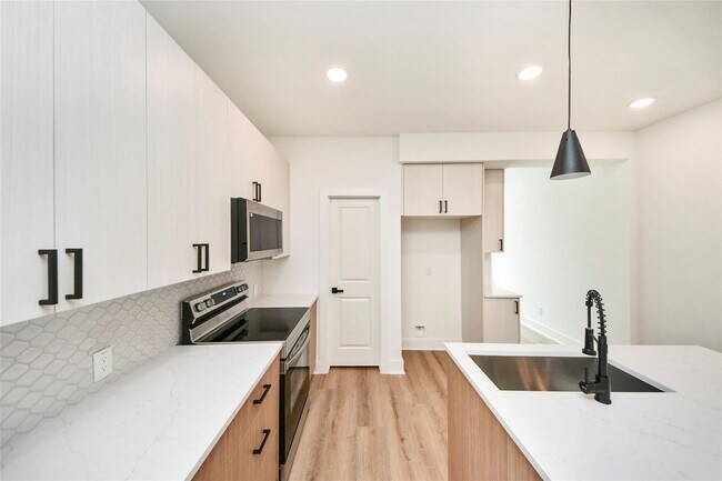 Photo - 932 South Ln