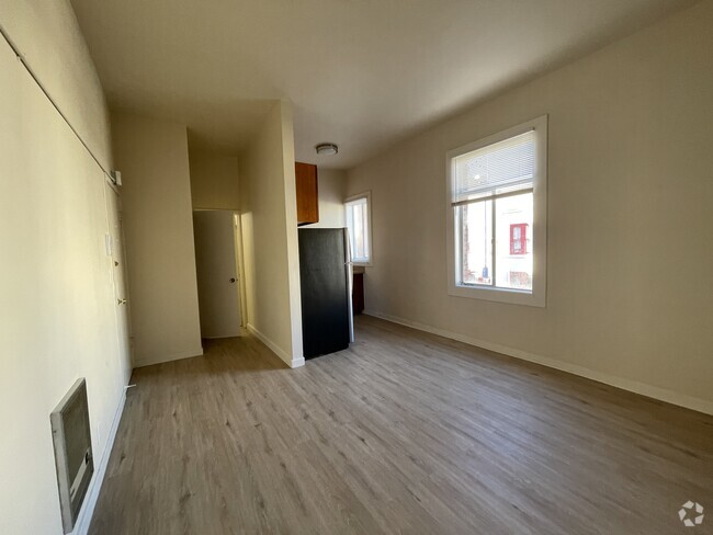 Building Photo - 1 Bedroom 1 Bathroom Apartment located in ... Unit 202