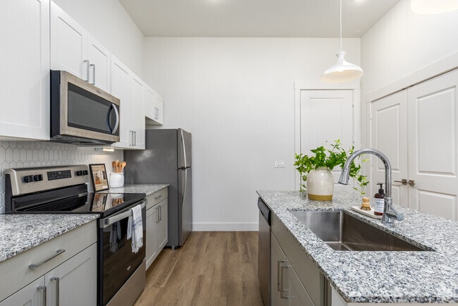 1BR, 1BA- 672SF - Kitchen