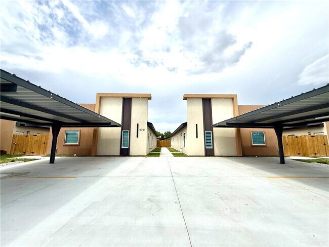 Building Photo - 11 West Dr Unit 1