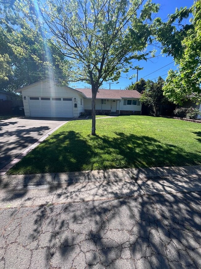 Building Photo - NICE UPDATED 3-BEDROOM HOME IN GARDEN OF THE GODS!!