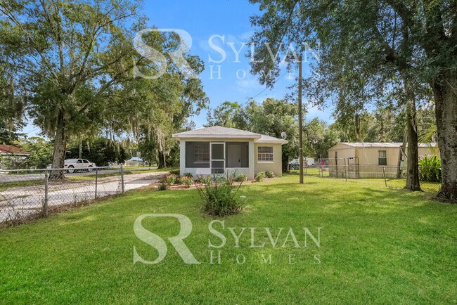 The living is easy in this 3 bedroom, 1 ba... - The living is easy in this 3 bedroom, 1 ba... Casa