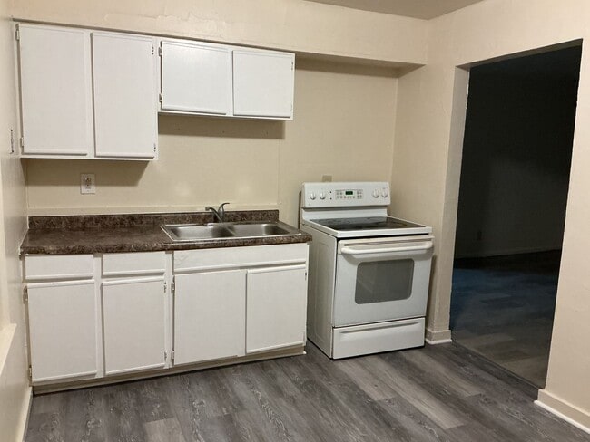 Building Photo - 4334-36 W Villard Ave Unit 4334-lower