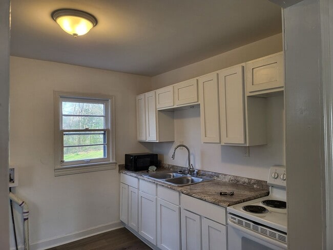 Photo - Conveniently located to UA, Mercedes and D...