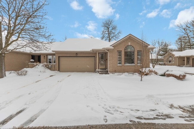 Building Photo - One Floor BUNGALOW - 3 Bdrm 3 Bath * Finished Bsmt * Garage * Westmount Unit 17