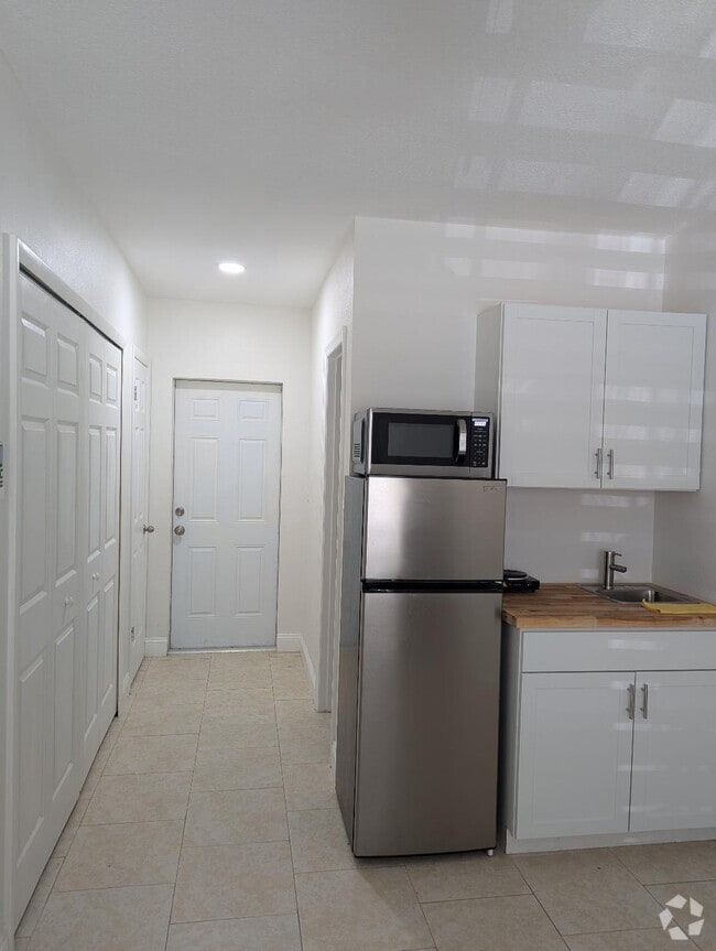 Building Photo - 1616 W Knollwood St Rental