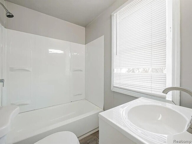 Photo - 9744 Lakepointe St