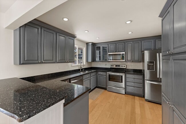 Photo - Beautiful 3 bed/2.5 bath Split Level Home – Close to Boeing & The Landing