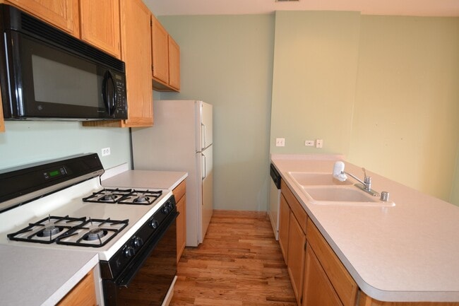 Building Photo - Pet Friendly 3 Bed 2 Bath Top Floor Unit 974 - 3