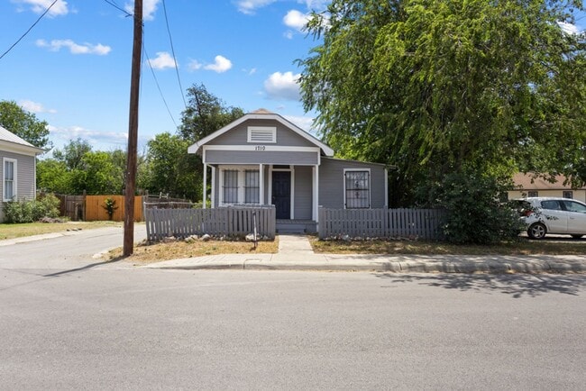 1710 N Navidad St