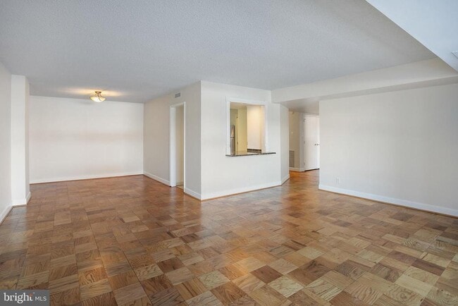 Building Photo - 3800 Fairfax Dr Unit 104