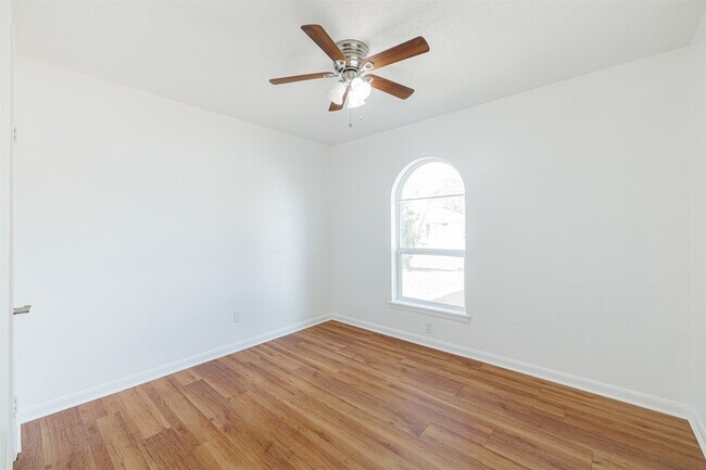 Photo - 1615 Junker St