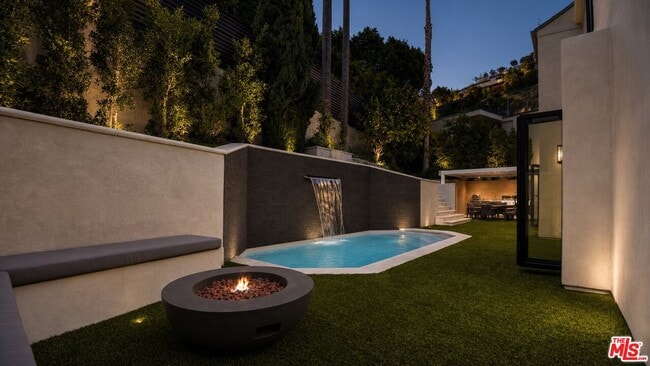8721 Sunset Plaza Terrace