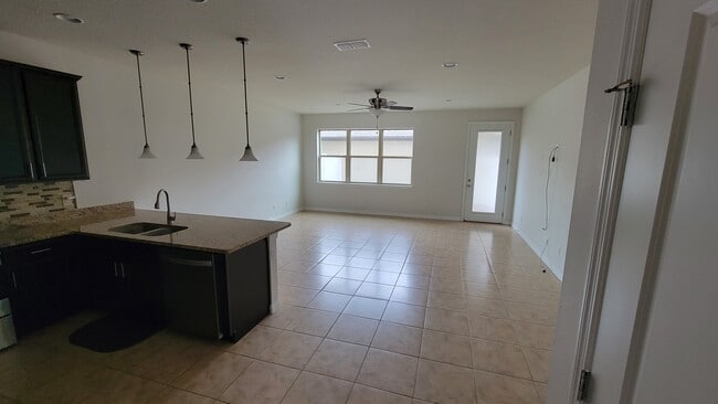 Photo - 5041 Walker St