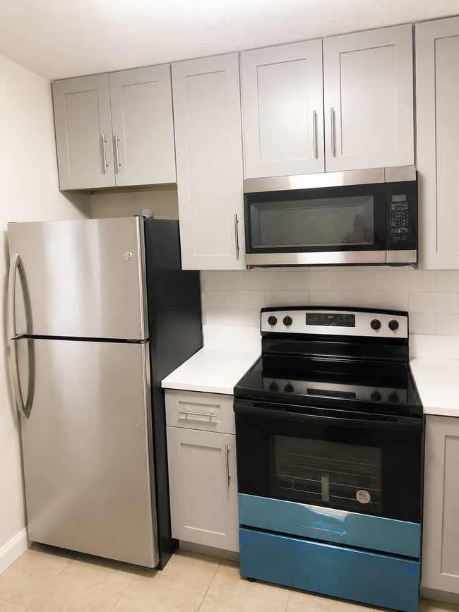 Building Photo - 710 7th St Unit 4