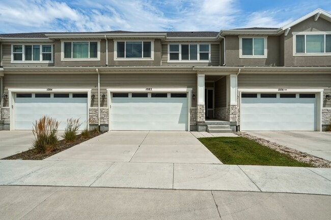 Building Photo - 3 Bedroom 2.5 Bathroom Townhome in Bluffdale!