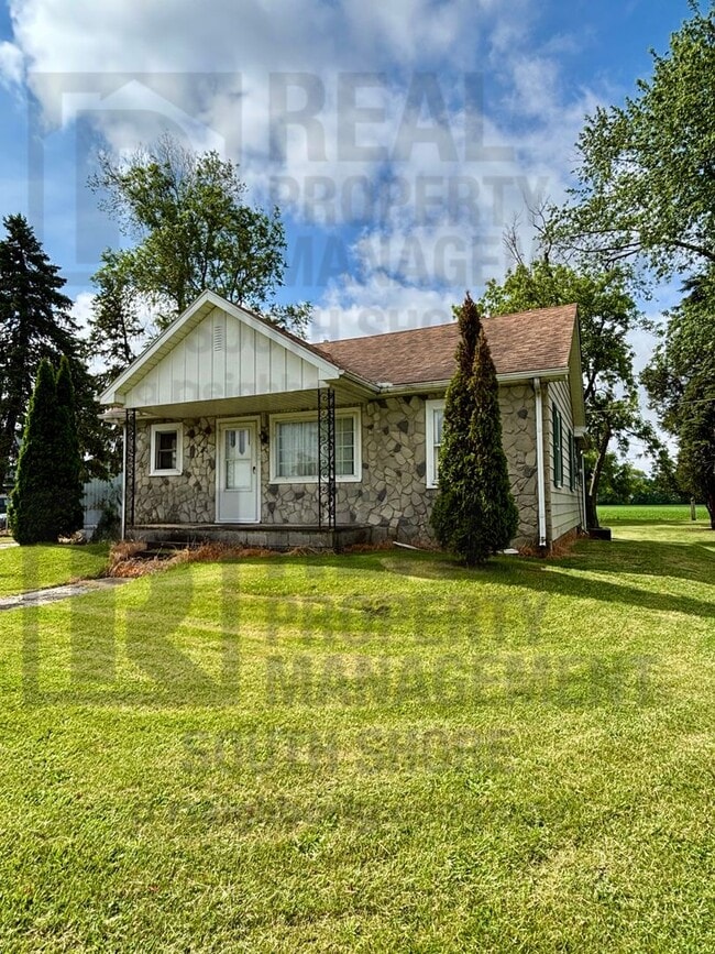 Building Photo - Spacious 3Bed/1.5Bath Close to Valparaiso