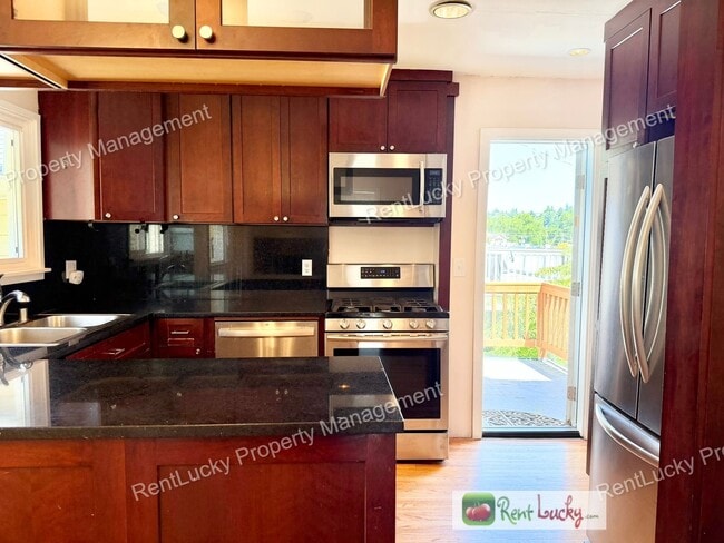 Photo - 2130 Montvale Pl W