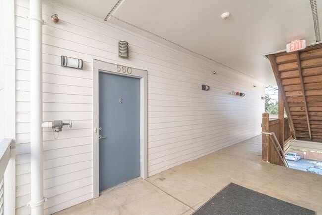 Conveniently Located Condo in Elizabeth Village!