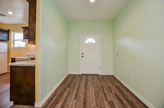 Photo - 239 Broadhurst Dr