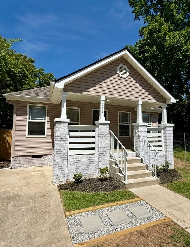 Building Photo - 709 N Holly St