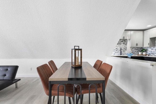 Photo - 1824 Lake St