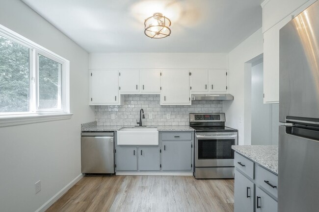 Building Photo - Spacious House in Hixson