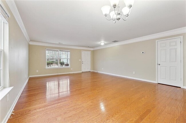 Photo - 3050 Centerglen Ln